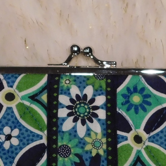 Vera Bradley Daisy Daisy Photo Album Wallet - Picture 5 of 7